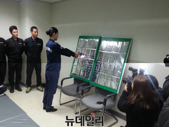 ▲ 대한항공 승무원이 스팅건(직접 접촉) 사용법을 훈련하고 있는 모습.ⓒ뉴데일리