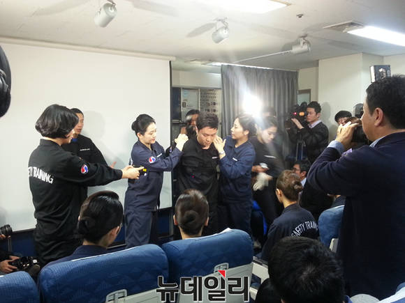 ▲ 대한항공 승무원이 기내 난동 승객을 제압하는 것을 훈련하는 모습.ⓒ뉴데일리