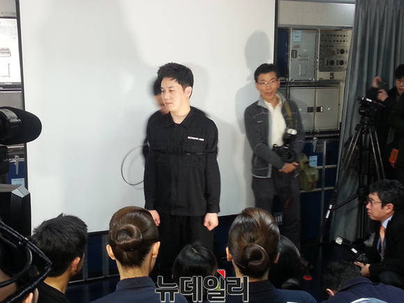 ▲ 대한항공 승무원이 기내 난동 승객을 신형 포승줄로 제압하는 것을 훈련하는 모습.ⓒ뉴데일리