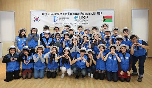 ▲ 27일 서울 성북구 한성대학교에서 진행된 '2017년 동계 해외봉사단 발대식'에서 참가 학생 및 대학 관계자 등이 기념사진을 촬영하고 있다. ⓒ한성대