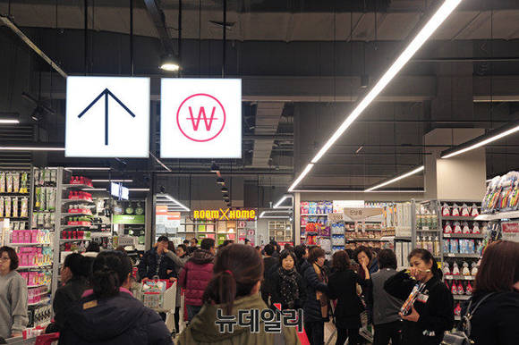 ▲ 롯데몰 은평 그랜드 오픈에 몰린 고객들 ⓒ공준표 기자