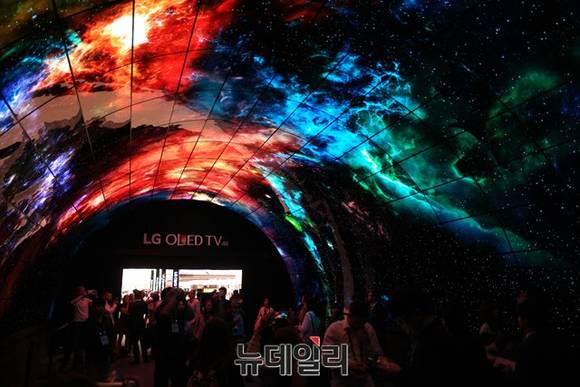 ▲ LG전자가 IFA2016에서 선보인 OLED 터널 모습. ⓒ뉴데일리DB