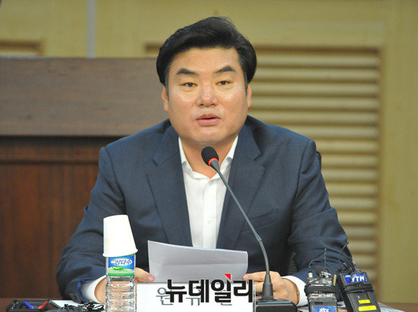 ▲ 새누리당 원유철 원내대표가 오는 29일 새누리당 내 '새로운 보수를 위한 40·50 클럽'을 만들 예정이다. 원 의원은 "초·재선 의원들을 중심으로 친민생·친서민 정책 경쟁에 나설 것"이라고 언급했다. ⓒ뉴데일리 이종현 기자