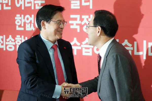 ▲ 새누리당 정우택 원내대표가 28일 국회 원내대표실에서 가칭 개혁보수신당 주호영 원내대표를 맞이해 악수를 나누며 어색하다는 반응을 보이고 있다. ⓒ뉴데일리 이기륭 기자