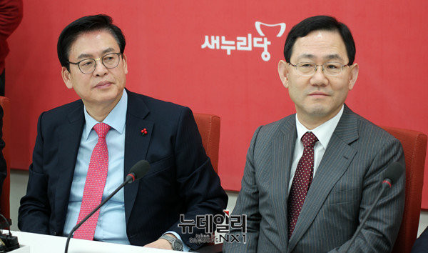 ▲ 새누리당 정우택 원내대표와 가칭 개혁보수신당 주호영 원내대표가 28일 국회 원내대표실에서 상견례를 위해 만나 나란히 앉아 있다. ⓒ뉴데일리 이기륭 기자