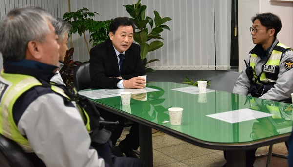 ▲ 이길상 충주경찰서장(가운데)이 호암지구대를 방문해 직원들과 이야기를 나누고 있다.ⓒ충주경찰서