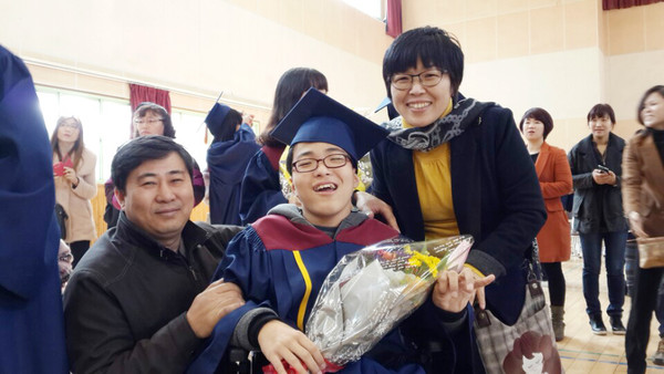 ▲ 아들 지성윤 군의 초등학교  졸업식날 기념촬영을 한 박미선씨.ⓒ대구사이버대 제공