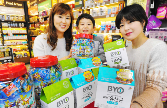 ▲ 28일 홈플러스 강서점에서 모델들이 새해 ‘결심 상품’을 선보이고 있다. ⓒ홈플러스