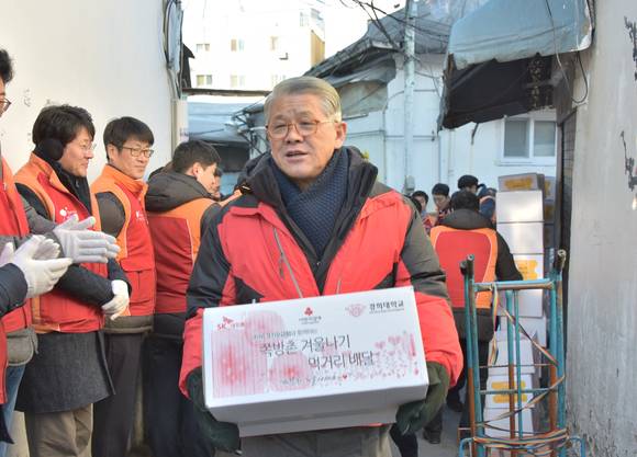 ▲ 최신원 SK네트웍스 회장이 생필품을 쪽방촌에 전달하고 있다.ⓒSK네트웍스