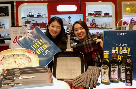 ▲ 모델 2명이 럭키 스페셜 기프트 백과 상품을 들고 있는 모습. ⓒ롯데백화점
