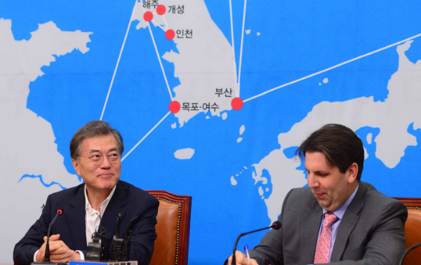 ▲ 북한의 해주와 개성이 연결된 한반도 지도를 배경으로 더불어민주당 문재인 전 대표와 마크 리퍼트 주한 미국대사가 서로 다른 곳을 바라보고 있다. ⓒ뉴시스 사진DB