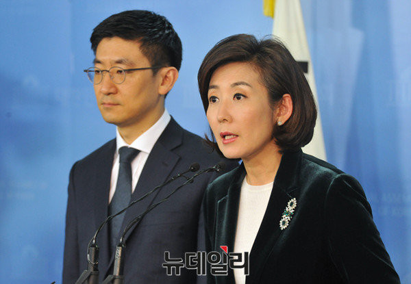 ▲ 새누리당 나경원 의원 (오른쪽). 사진은 김세연 의원(왼쪽)과 새누리당 원내대표-정책위의장 경선에 나섰을 당시 모습이다. ⓒ뉴데일리 이종현 기자