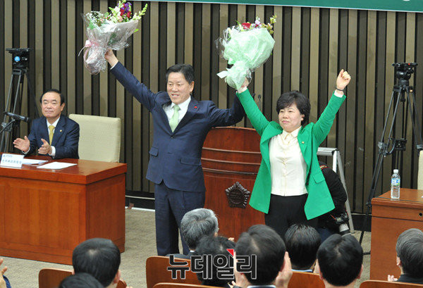 ▲ 국민의당 주승용 신임 원내대표와 조배숙 신임 정책위의장이 29일 국회에서 열린 의원총회에서 손을 잡고 기념촬영을 찍고있다. ⓒ뉴데일리 이종현 기자