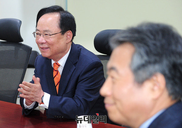 ▲ 개헌추진회의의 대표의원을 맡고 있는 이주영 의원이 29일 의원회관에서 열린 6차 회의에 앞서 박수를 치고 있다. 사진 오른쪽은 개헌추진회의 연구간사를 맡은 정종섭 의원. ⓒ뉴데일리 공준표 기자