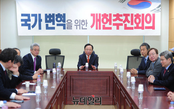 ▲ 이주영 대표의원과 이철우 총괄간사, 정종섭 연구간사, 강효상 공보간사 의원 등이 29일 의원회관에서 개헌추진회의 6차 회의를 진행하고 있다. ⓒ뉴데일리 공준표 기자