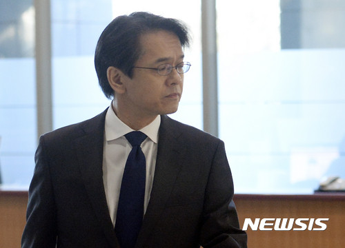 ▲ 이나다 도모미(稻田朋美) 日방위상이 제2차 세계대전 당시 A급 전범들이 합사된 야스쿠니(靖國) 신사를 참배했다. 외교부는 이를 강력하게 비판하며 駐한국 일본대사관 공사를 초치해 항의의 뜻을 전달했다. 사진은 마루야마 코헤이 駐한국 일본공사대리가 29일 오후 서울 종로구 외교부 청사로 초치되고 있다.ⓒ뉴시스. 무단전재 및 재배포 금지