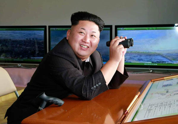 '공포정치'를 펼치고 있는 북한 김정은이 집권 5년동안 총살·숙청한 인원이 340명에 달하는 것으로 집계됐다. 사진은 군사훈련을 지도하러 간 김정은이 웃고 있는 모습. ⓒ北선전매체 보도화면 캡쳐