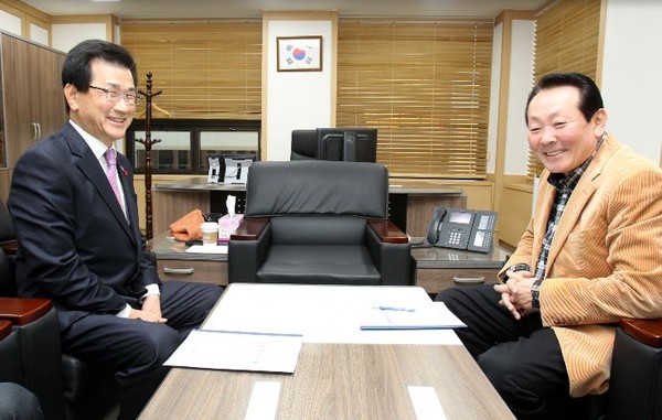 ▲ 이시종 충북도지사가 28일 한국도로공사 김학송 사장을 만나 중부고속도로 확장사업 등에 대해 설명하고 있다.ⓒ충북도