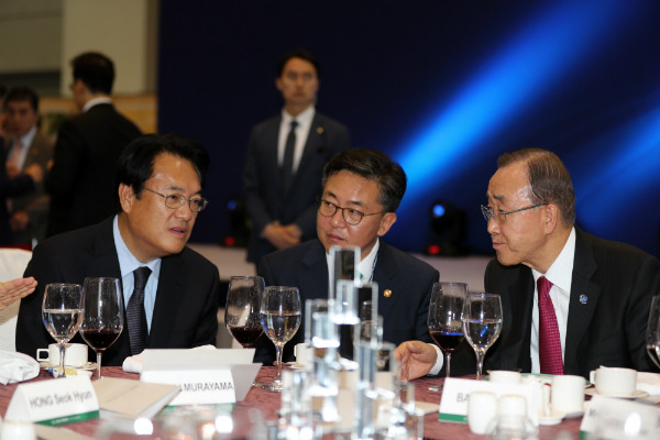 ▲ 정진석 전 원내대표(사진 왼쪽)는 30일 새벽 미국 뉴욕에서 반기문 유엔사무총장(오른쪽)과 만나 1시간여에 걸쳐 독대하고 의견을 교환한 것으로 전해졌다. 사진은 지난 5월 제주를 방문한 자리에서 정진석 전 원내대표와 환담하고 있는 반기문 총장의 모습. ⓒ뉴시스 사진DB