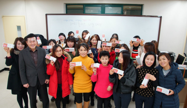 ▲ 사단법인 플러스나눔 김대은 이사장(사진 왼쪽)이 새누리당 이명수·김한표 의원실과 함께 한 〈성탄나눔절 행사〉에서 취약계층에 기능성 기초화장품과 생활용품을 전달하고 있다. ⓒ플러스나눔 제공