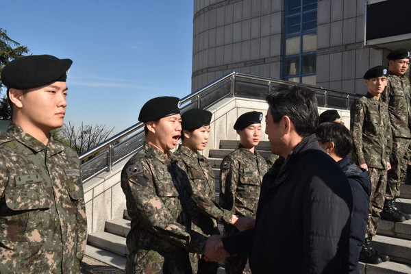 ▲ 대구한의대 군사교육단은 1월9일부터 입영훈련에 들어간다. 훈련에는 대학 최초로 선발된 송혜지 여후보생(왼쪽 세번째)이 참가해 군사훈련을 받게 된다.ⓒ대구한의대 제공