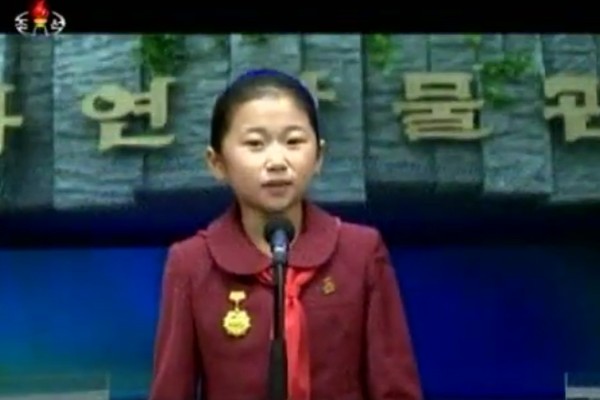 ▲ 북한이 2017년 명절 때 어린이들에게 당과류 선물을 준다는 핑계로 주민들을 수탈하고 있는 것으로 알려졌다. 사진은 한 북한 소학교 어린이가 동시를 낭송하고 있는 모습.ⓒ北선전매체 중계영상 캡쳐