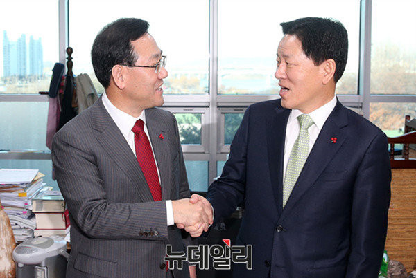 ▲ 가칭 개혁보수신당 주호영 원내대표와 국민의당 주승용 원내대표가 30일 의원회관에서 회동을 앞두고 악수를 나누고 있다. ⓒ뉴데일리 이종현 기자