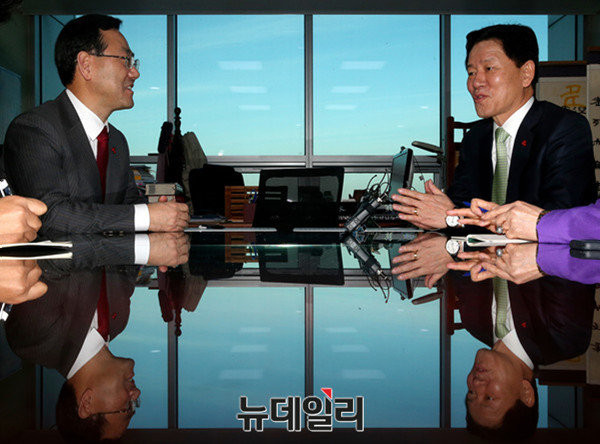 ▲ 가칭 개혁보수신당 주호영 원내대표와 국민의당 주승용 원내대표가 30일 의원회관에서 회동하고 있다. 이들은 이날 사드 배치 문제에 관해 취재진 앞에서 공개적으로 심도 있는 의견을 교환하는 등 만남을 통해 양당 간의 이견을 적극적으로 해소하려는 모습을 보였다. ⓒ뉴데일리 이종현 기자