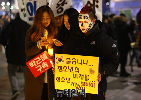 ▲ 박근혜 대통령 퇴진을 위한 국민행동 측은 대통령 탄핵과 함께 현 정부에서 추진한 '역사교과서 국정화', '사드 배치'등 모든 정책의 폐기를 주장했다. ⓒ뉴데일리 이종현 기자