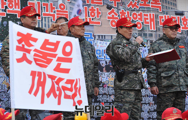 ▲ 최병주 해병대 전국총연맹 총재가 마이크를 잡고 '시국선언문'을 낭독하고 있다. ⓒ뉴데일리 이종현 기자