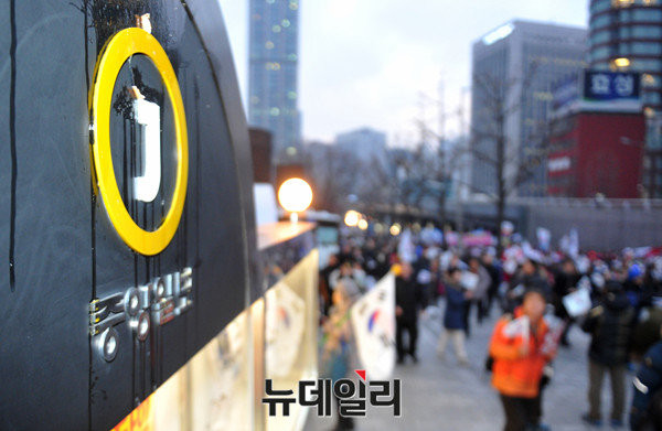 ▲ 애국집회 참석자들은 중앙일보사 앞까지 거리행진을 벌인 뒤, 태블릿PC 입수경위 해명을 요구하는 구호를 외쳤다. ⓒ뉴데일리 이종현 기자