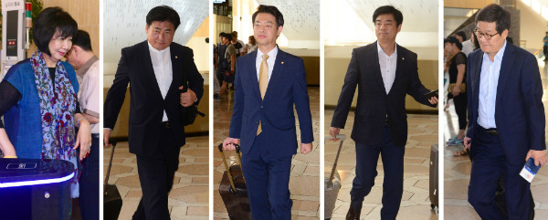 ▲ 지난해 8월 더불어민주당 초선 의원들이 사드 배치 문제를 논의하기 위해 중국으로 출국했다. 왼쪽부터 더민주 손혜원·소병훈·김영호·김병욱·신동근 의원. 박정 의원은 후발대로 출국. ⓒ뉴시스 사진DB