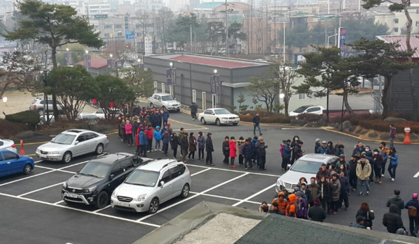 ▲ 1일 아침 충북 청주 선프라자컨벤션센터에서 열린 새해맞이 떡국행사에 참석한 시민들이 떡국을 먹기 위해 긴 줄을 서 있다.ⓒ선프라자컨벤션센터