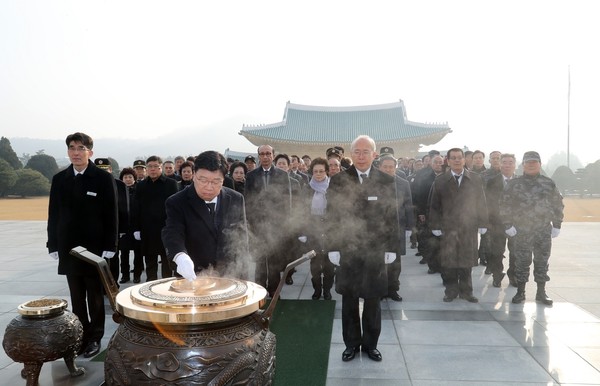 ▲ 권선택 대전시장이 1일 국립 대전현충원에서 호국선열들에게 참배하고 있다.ⓒ대전시