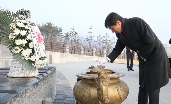 ▲ 안희정 충남도지사가 1일 내포신도시 보훈공원에서 호국선열들에게 참배하고 있다.ⓒ충남도