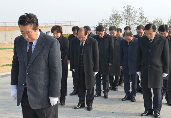▲ 윤석우 충남도의장이 1일 내포신도시 보훈공원에서 참배하고 있다.ⓒ충남도의회