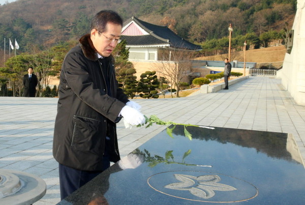 ▲ 홍준표 경남도지사가 1일 국립 3·15민주묘지를 찾아 헌화하고 있는 모습.ⓒ경남도 제공