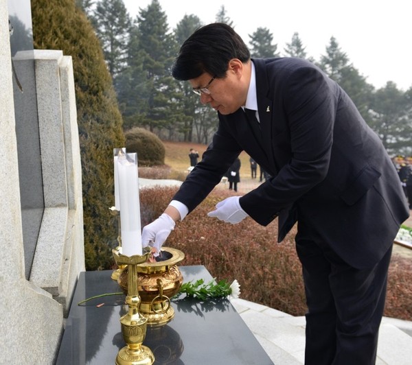 ▲ 이근규 제천시장이 정유년 새해 아침, 충혼탑을 찾아 참배를 하고 있다.ⓒ제천시