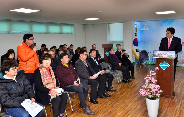 ▲ 이근규 시장이 지난해 청전동에서 가진 읍면동 시정설명회에서 주민의견을 듣고 있다.ⓒ제천시