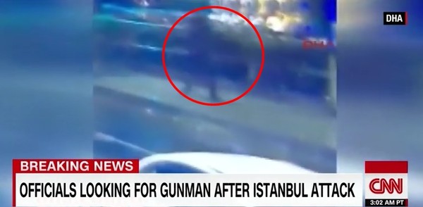 ▲ 새해 첫날부터 터키 이스탄불에서 총기 테러가 발생해 39명의 사망자가 발생했다. 사진은 인근 폐쇄회로 화면에 포착된 용의자의 모습.ⓒ美'CNN' 중계영상 캡쳐
