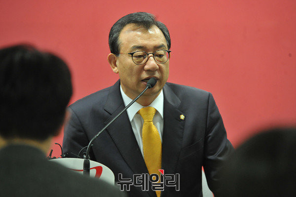 ▲ 새누리당 이정현 전 대표. 그는 "직전 당 대표로서 모든 책임을 안고 탈당하겠다"면서 2일 오전 새누리당 탈당계를 제출했다.ⓒ뉴데일리 이종현 기자