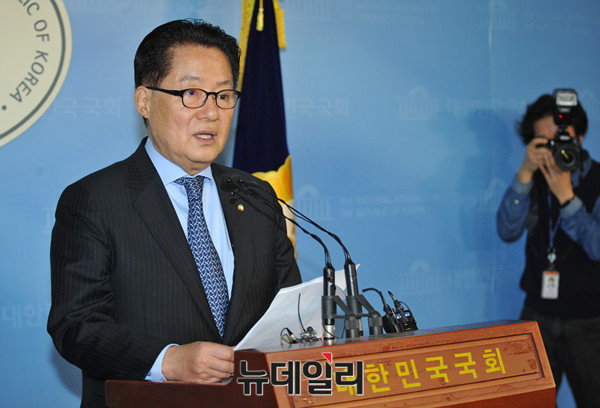 ▲ 국민의당 박지원 전 원내대표가 2일 국회에서 기자회견을 열고 당대표 출마를 공식 선언했다. ⓒ뉴데일리 이종현 기자