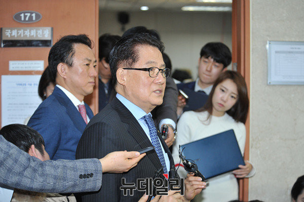 ▲ 국민의당 박지원 전 원내대표가 2일 국회에서 기자회견을 열고 당대표 출마를 공식 선언한 후 기자들과 만나 질문을 받고 있다. ⓒ뉴데일리 이종현 기자