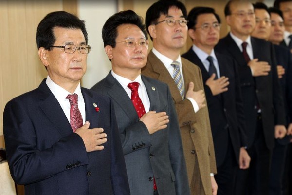 ▲ 이시종 충북도지사를 비롯한 도청 직원들이 2일 시무식에서 국민의례를 하고있다.ⓒ충북도