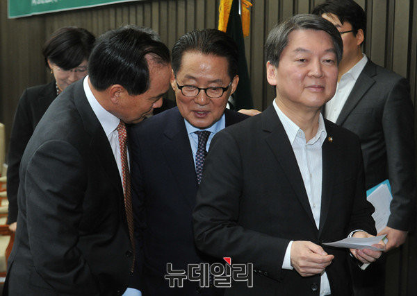 ▲ 국민의당 안철수 전 대표와 박지원 전 원내대표가 지난달 29일 원내대표 경선에서 투표하고 있다. ⓒ뉴데일리 이종현 기자