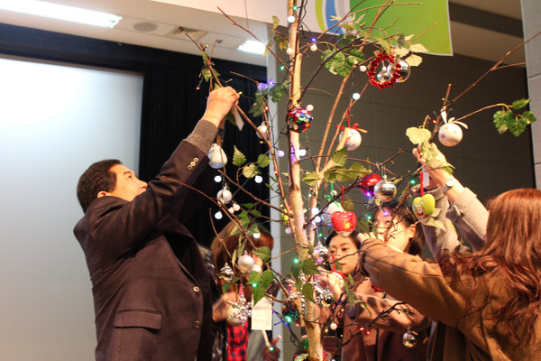 ▲ 충북 청주시문화산업진흥재단이 2일 소원나무에 희망메세지를 걸며 시무식을 진행했다.ⓒ청주시