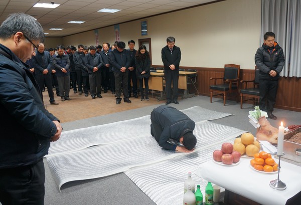 ▲ 코레일 충북본부가 무사고 안전을 기원하는 안전기원제를 올리고 있다.ⓒ코레일 충북본부