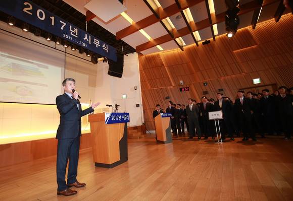 ▲ 장세욱 동국제강 부회장이 서울 을지로 본사에서 열린 시무식에서 임직원들에게 2017년 ‘부국강병’을 경영방침으로 설명하고 있다.ⓒ동국제강