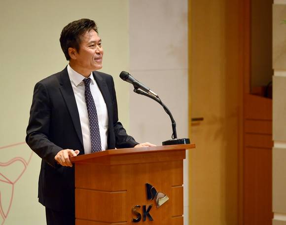 SK텔레콤 박정호 사장은 2일 SK텔레콤 을지로 본사에서 열린 시무식에서 혁신과 상생의 1등 리더십을 바탕으로 산업의 새로운 ‘판’을 만들고 ‘4차 산업혁명을 선도하는 대한민국 대표 ICT기업’이 되자는 새해 목표를 밝혔다. ⓒ SK텔레콤