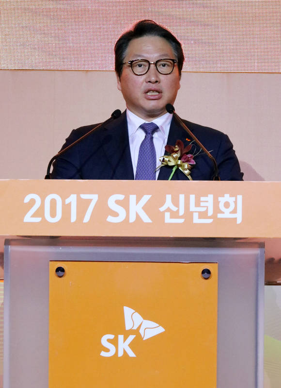 ▲ 2일 최태원 SK그룹 회장이 서울 광장동 워커힐 호텔에서 열린 2017년 SK신년회에서 신년사를 하고 있다.ⓒSK그룹